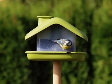 Кормушка для птиц, темно -серый дом