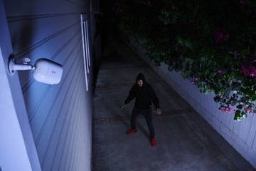 3X КОМПАКТНАЯ IP-КАМЕРА ARLO ESSENTIAL SPOTLIGHT 2 МП