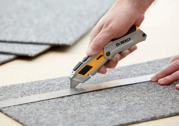 Нож с выдвижным лезвием DeWalt DWHT0-10296