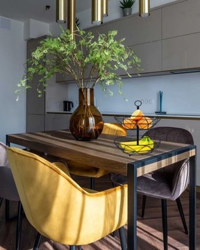 Корзина для фруктов из черного металла.