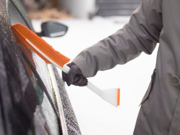 СКРЕБОК FISKARS С ЩЕТКОЙ SNOWXPERT 1019352