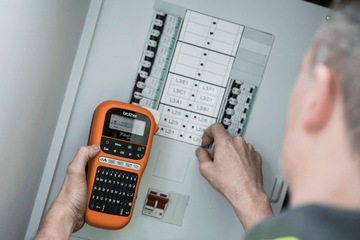 Принтер этикеток Brother P-touch E110 + лента TZE231 в комплекте.