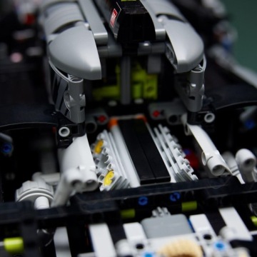 LEGO Technic PEUGEOT 9X8 24H Гибридный гиперкар 42156