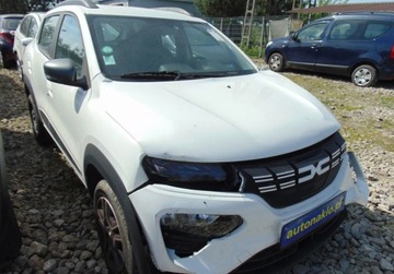 Dacia Spring 2023 r lift jezdzi po placu bater...