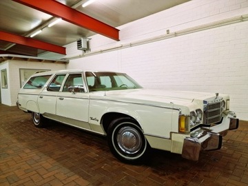 Chrysler Town & Country Station Wagon 1977 v8