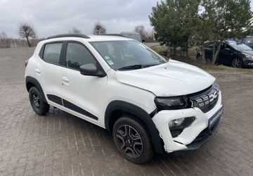 Dacia Spring 2023 r lift jezdzi po placu bater...