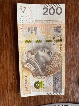 Banknot 200 zł niski numer