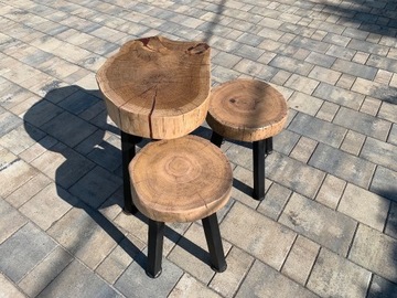 Stoliki z drewna dębowego na stalowych nogach.