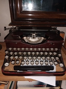 Maszyna do pisania Royal w kolorze czerwonym