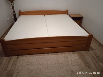 Sprzedam łóżko 200 x 200 , 2 materace , 2 szafki