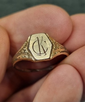 złocony pierścionek, inicjały CK 