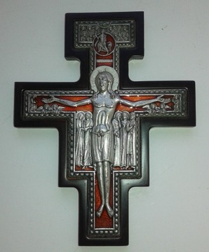 srebrny krzyż na drewnianej desce 16 cm