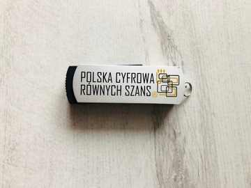 NOWY Czarny pendrive 2 GB  z zaczepką na smycz