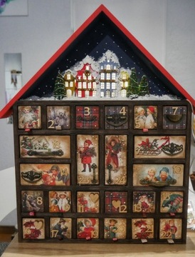 Kalendarz adwentowy drewniany domek podświetlany