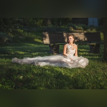 Suknia ślubna z trenem i aplikacjami 3D Federica 
