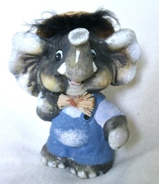 Porcelanowa figurka słonia w słomianym kapeluszu.