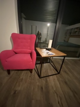 Piękny, różowy fotel uszak