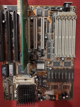 GA-586AT + Pentium 133 + k.graficzna S3 PCI