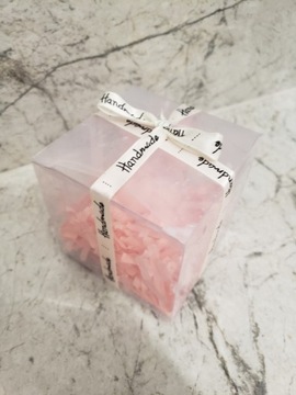 Świeczka miś różany zapakowana w prezent waniliowa