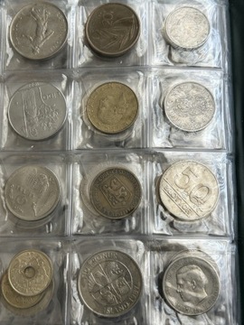 Ciekawy zestaw monet z całego świata w klaserze