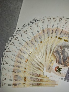 17 banknoty po kolei 200zł