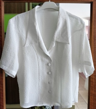 Biała bluzka z wykładanym kołnierzykiem 