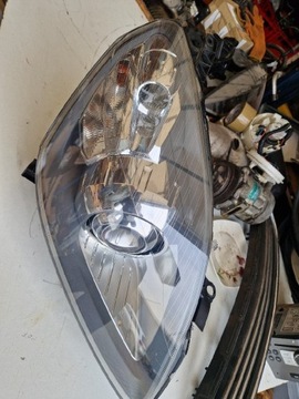 Opel zafira b lampa xenon prawy 13252471