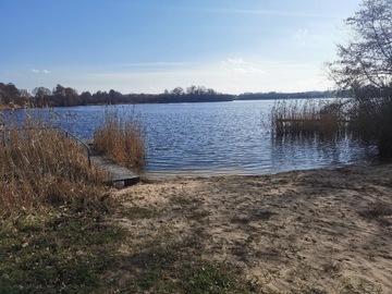 Działka nad jeziorem plaża i widok na wodę