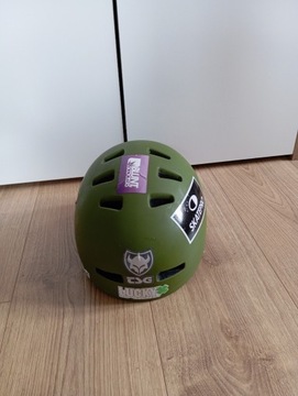 Używany kask TSG z naklejkami