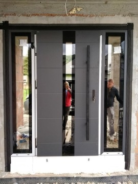 Aluminowe drzwi zewnętrzne z dwoma dostawkami 