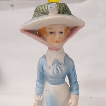 Ceramiczna figurka kobiety w kapeluszy, duża