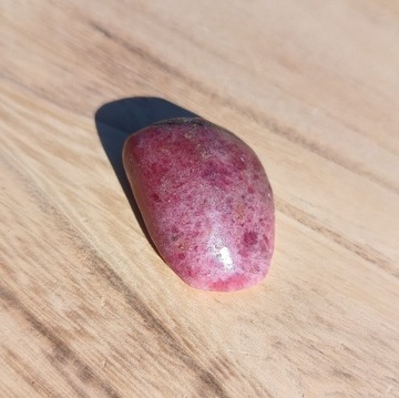 Śliczny malutki kamień naturalny rodonit około 11,3  g