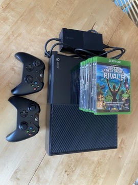 Xbox one 500GB, 2 pady, 8 gier