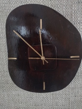 Zegar z drewnianego plastra.