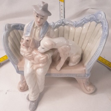 Porcelanowa figurka mężczyzna na ław, bardzo duża.