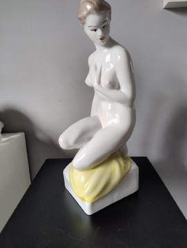Porcelanowa figurka Hollohaza akt kobiecy 