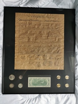 Deklaracja niepodległości USA z monetami