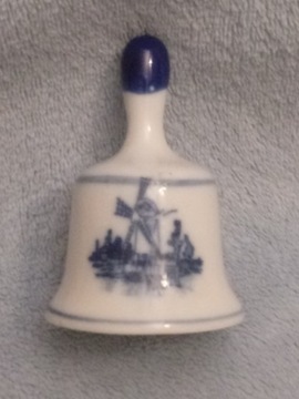 Porcelanowy śliczny dzwonek z wiatrakiem