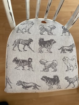 Krzesło vintage „dog lovers” z przecierkami