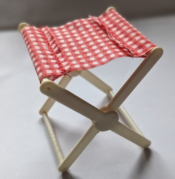 Rozkładane krzesełko dla lalek czerwona kratka