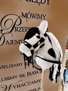 Biało - czarny Koń Hobby Horse na kijku - Emily 