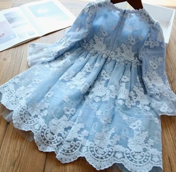 Piękna sukienka błękitna w rozmiarze 120 lub 100