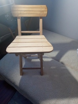 Krzeselko drewniane , skladane.