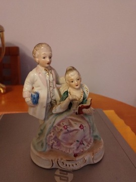 Porcelanowa figurka pary z książką 