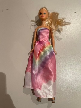 Lalka laleczka typu Barbie w sukience