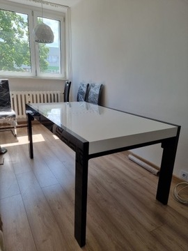 Stół biały lakierowany i krzesła
