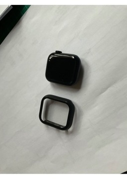 Apple iWatch 7 z etui ochronnym.