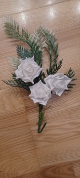Sztuczne kwiaty 3 białe róże w liściach na łodydze