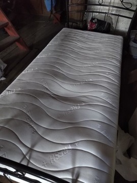 Łóżko rama metalowa z materacem 