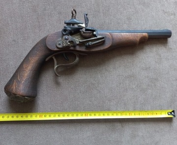 Stary pistolet skałkowy XVIII wieku 